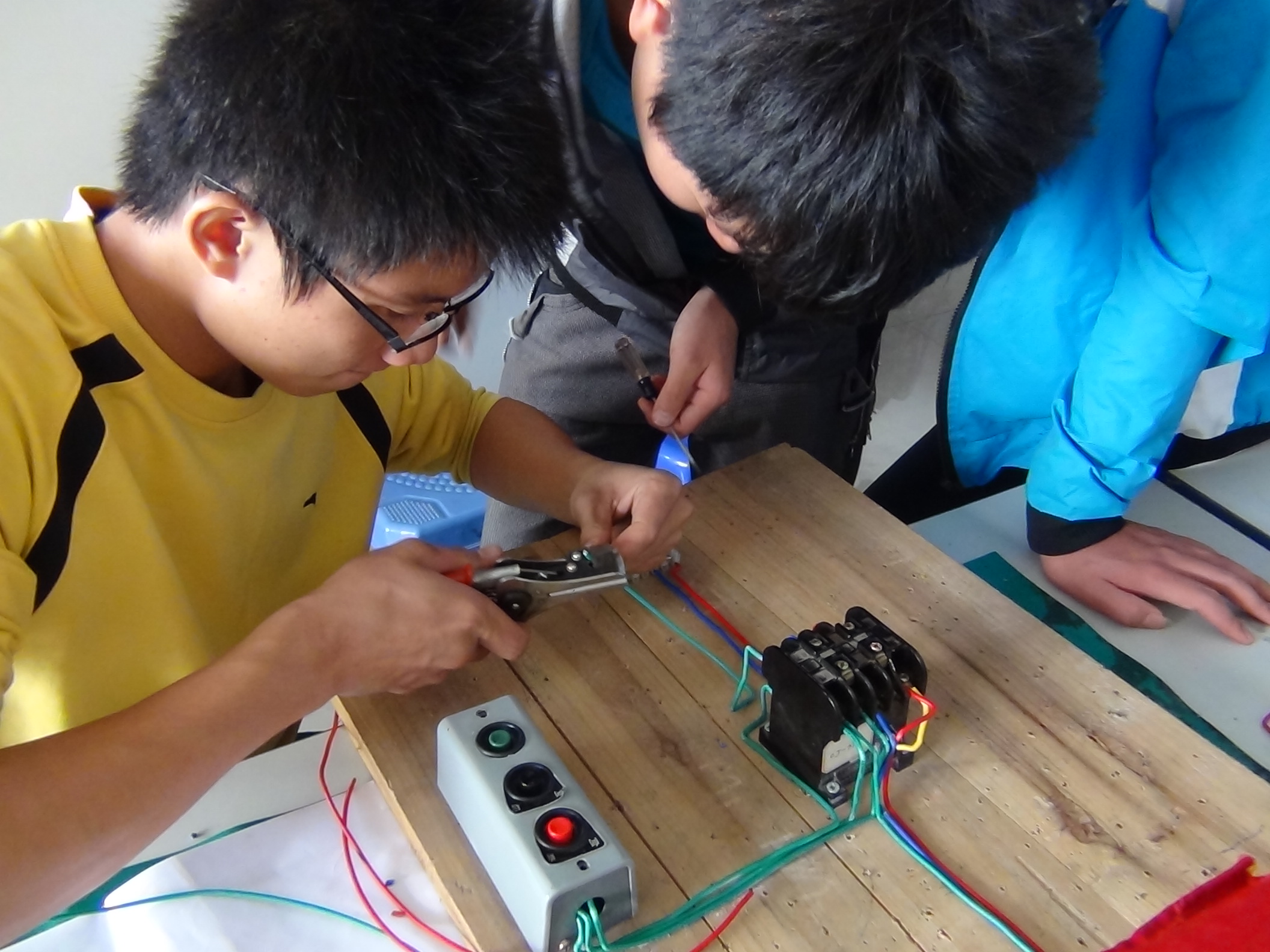 学生在课堂上动手实践.JPG
