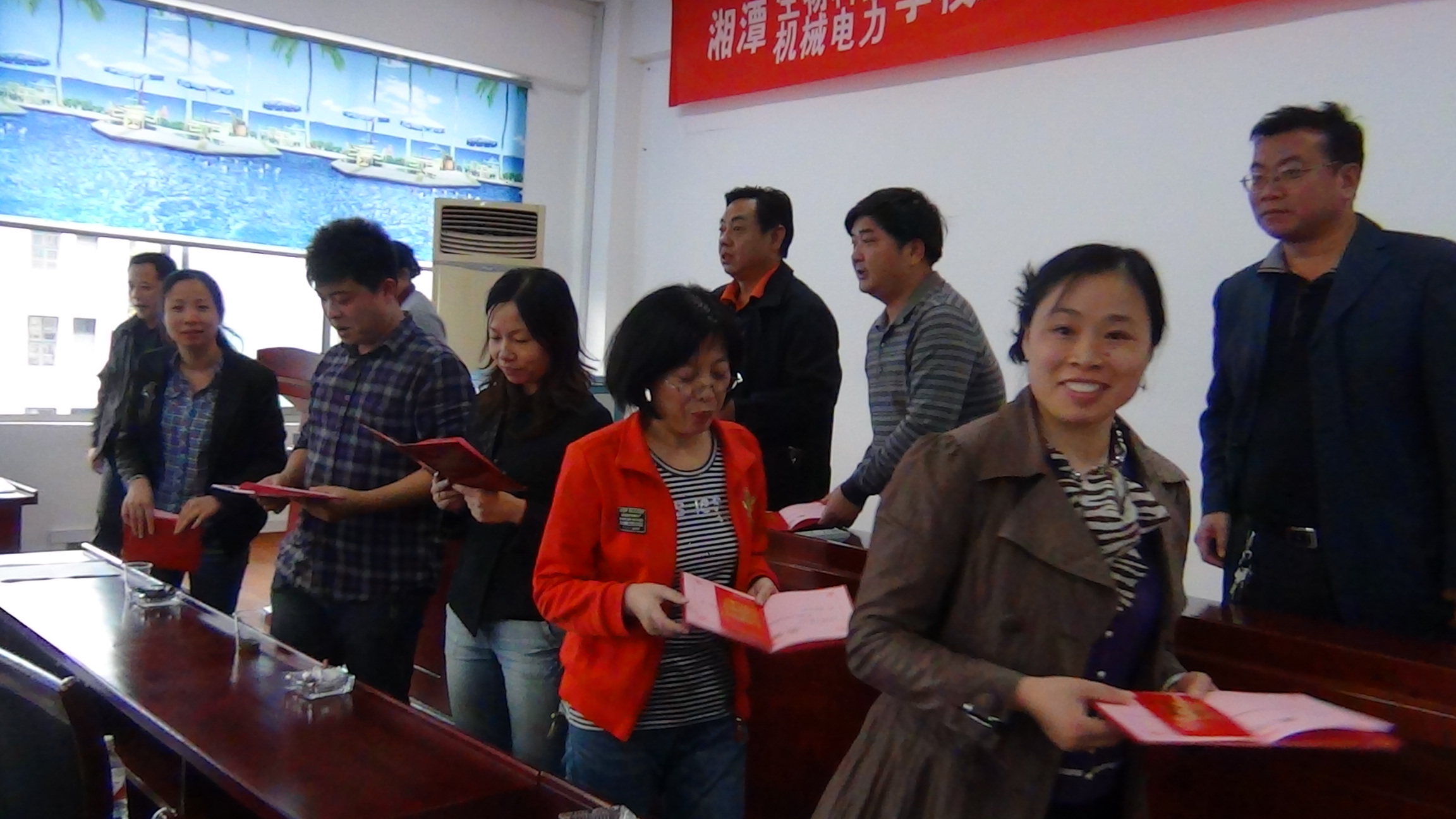 校领导为获奖老师颁奖.JPG