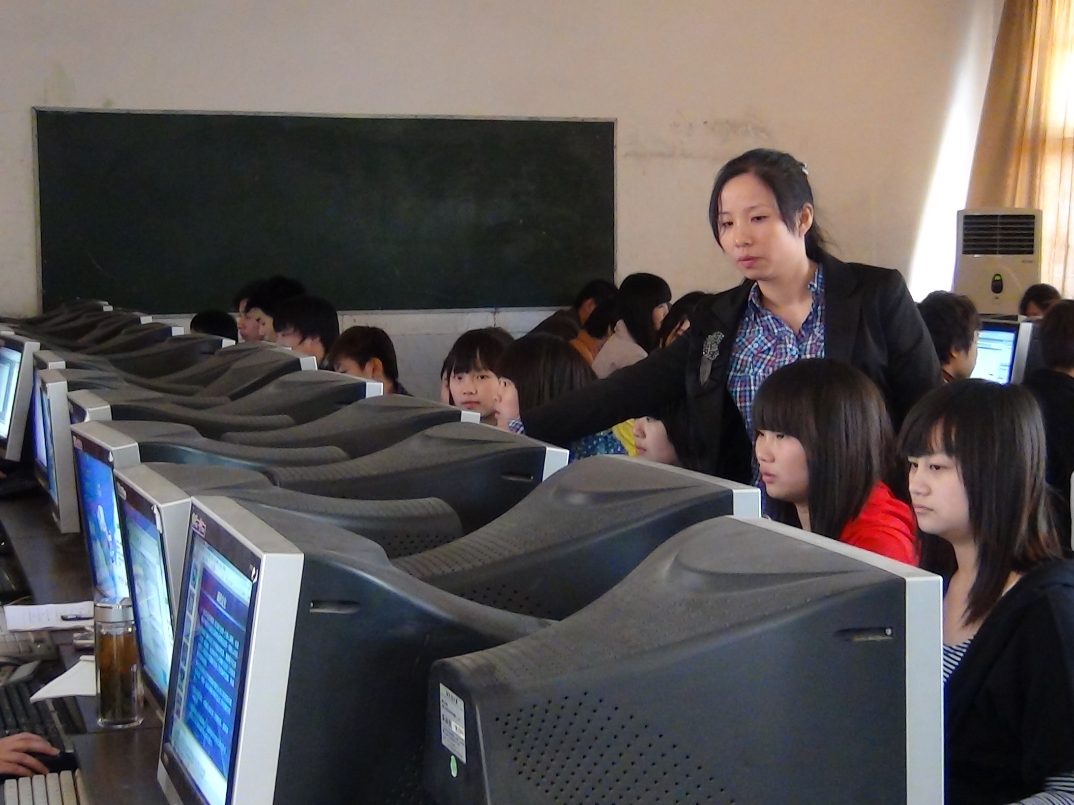 王为为老师在指导学生.JPG