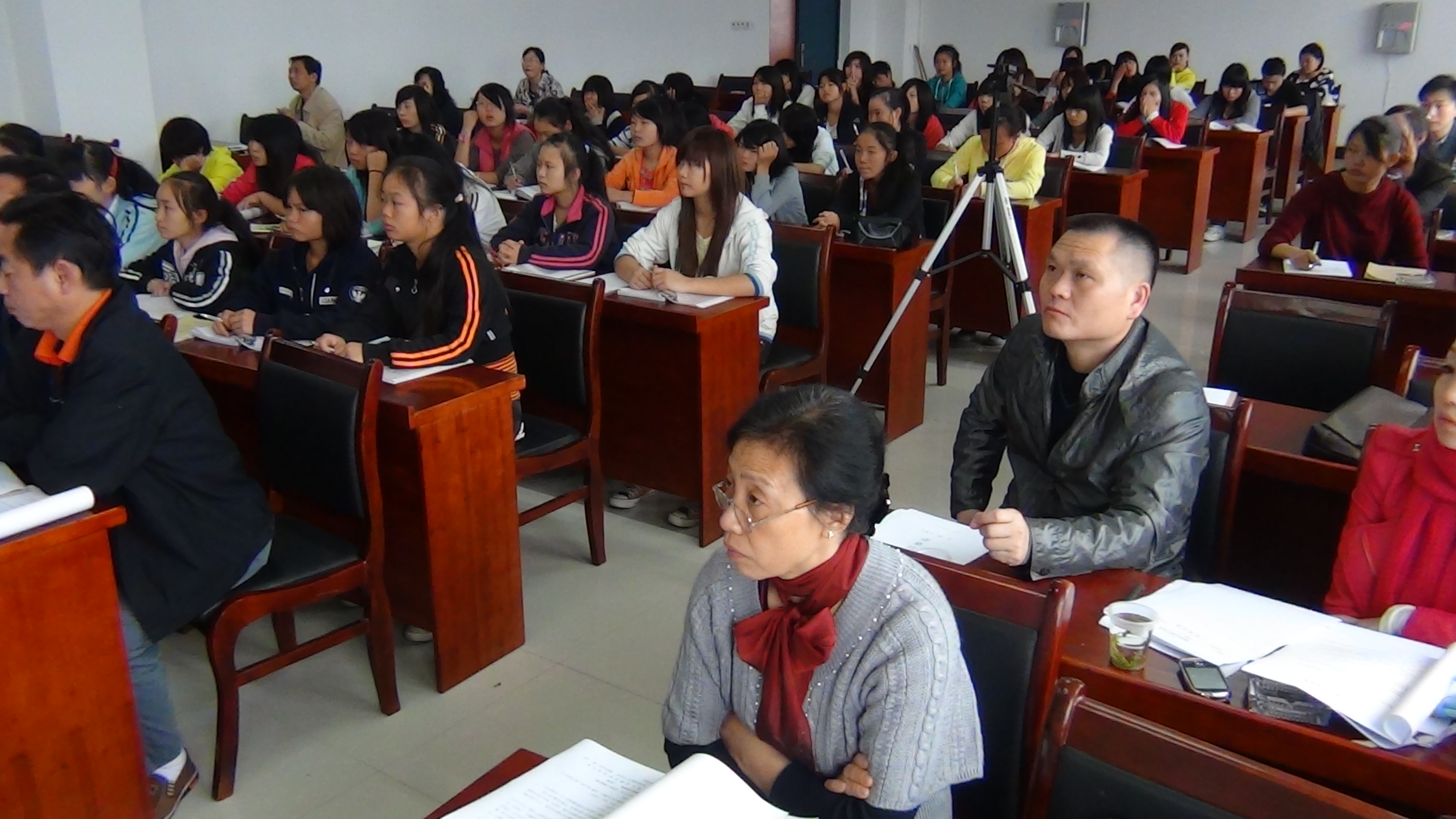 认真听课的老师和学生.JPG