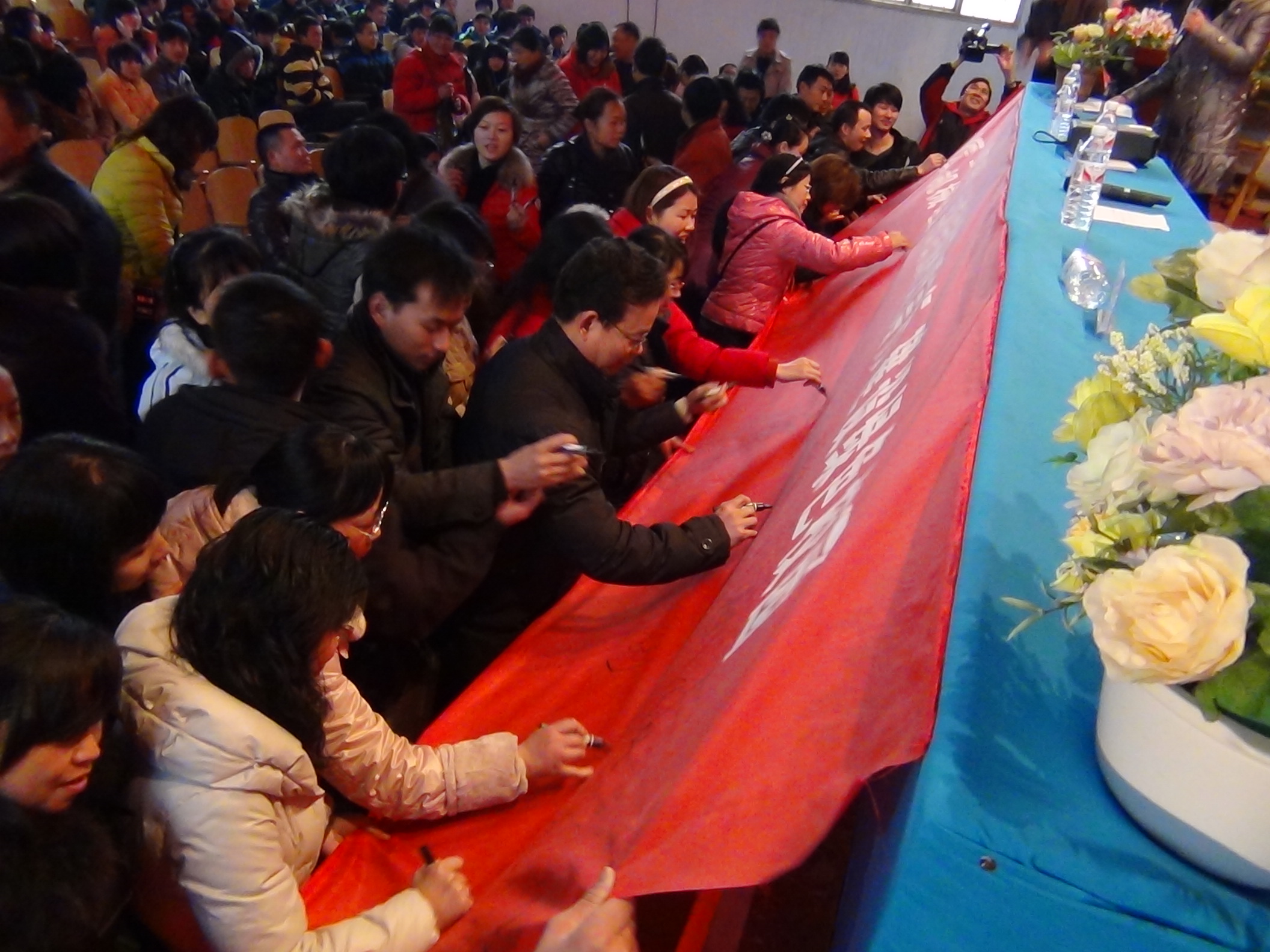 10教职员工在10米长的印有“告别不文明行为，建设绿色校园”的横幅上郑重地签上的自己的名字.JPG