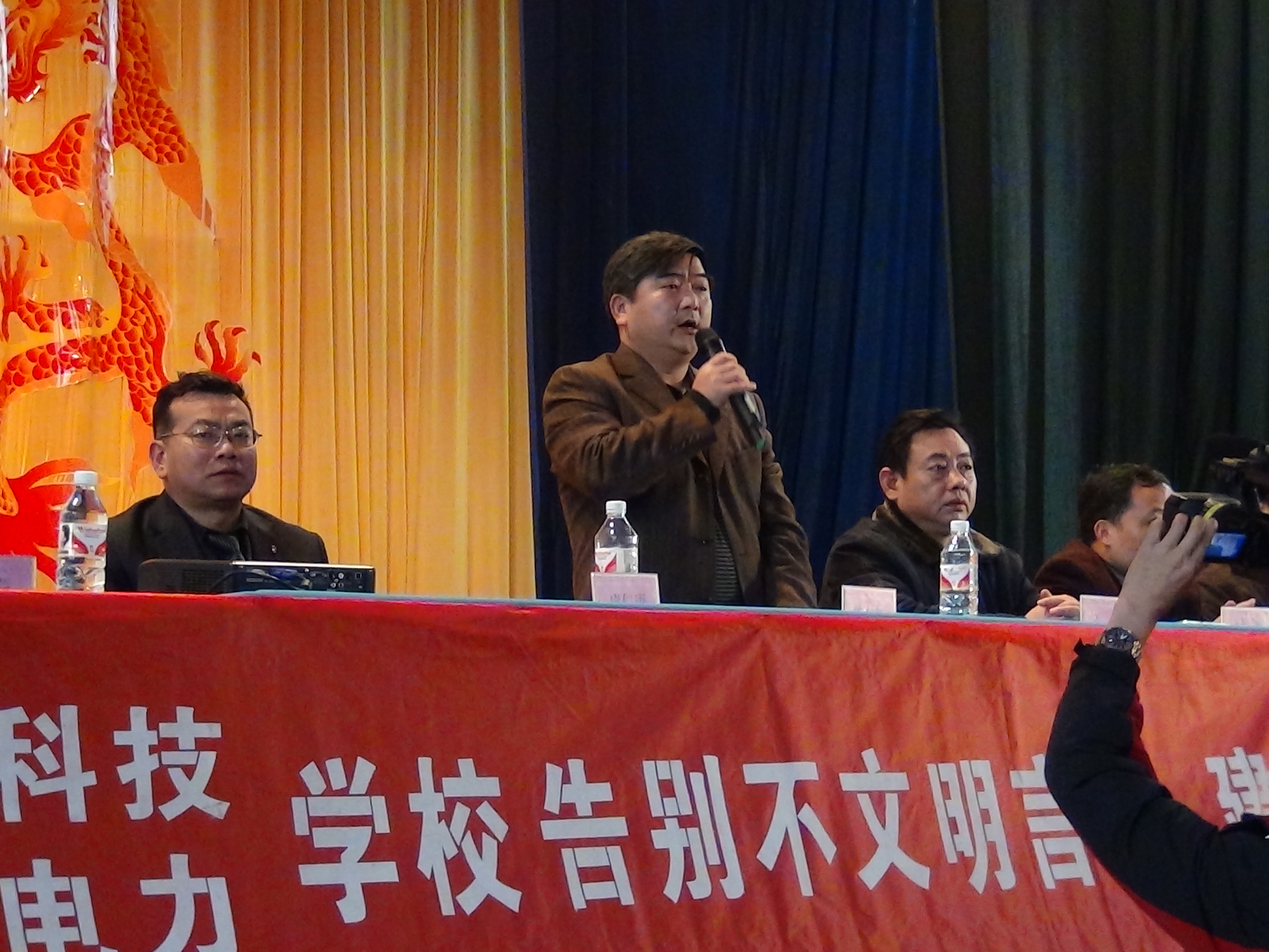 7校长陈金星宣布学校“告别不文明行为，建设绿色校园”活动正式启动.JPG